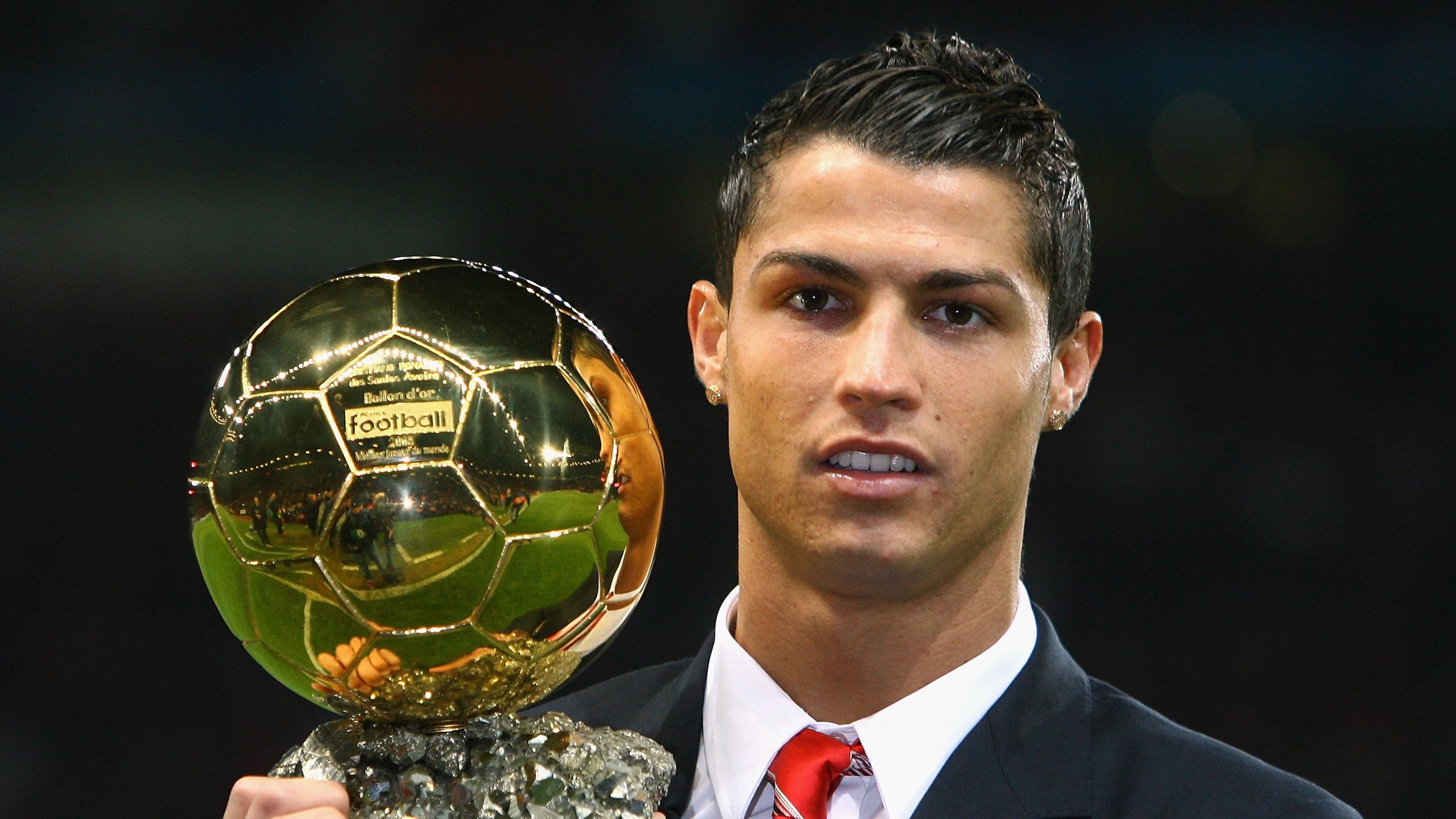 “球迷热血沸腾：现场氛围燃爆全场的比赛一览”，描述球赛热血沸腾的诗句