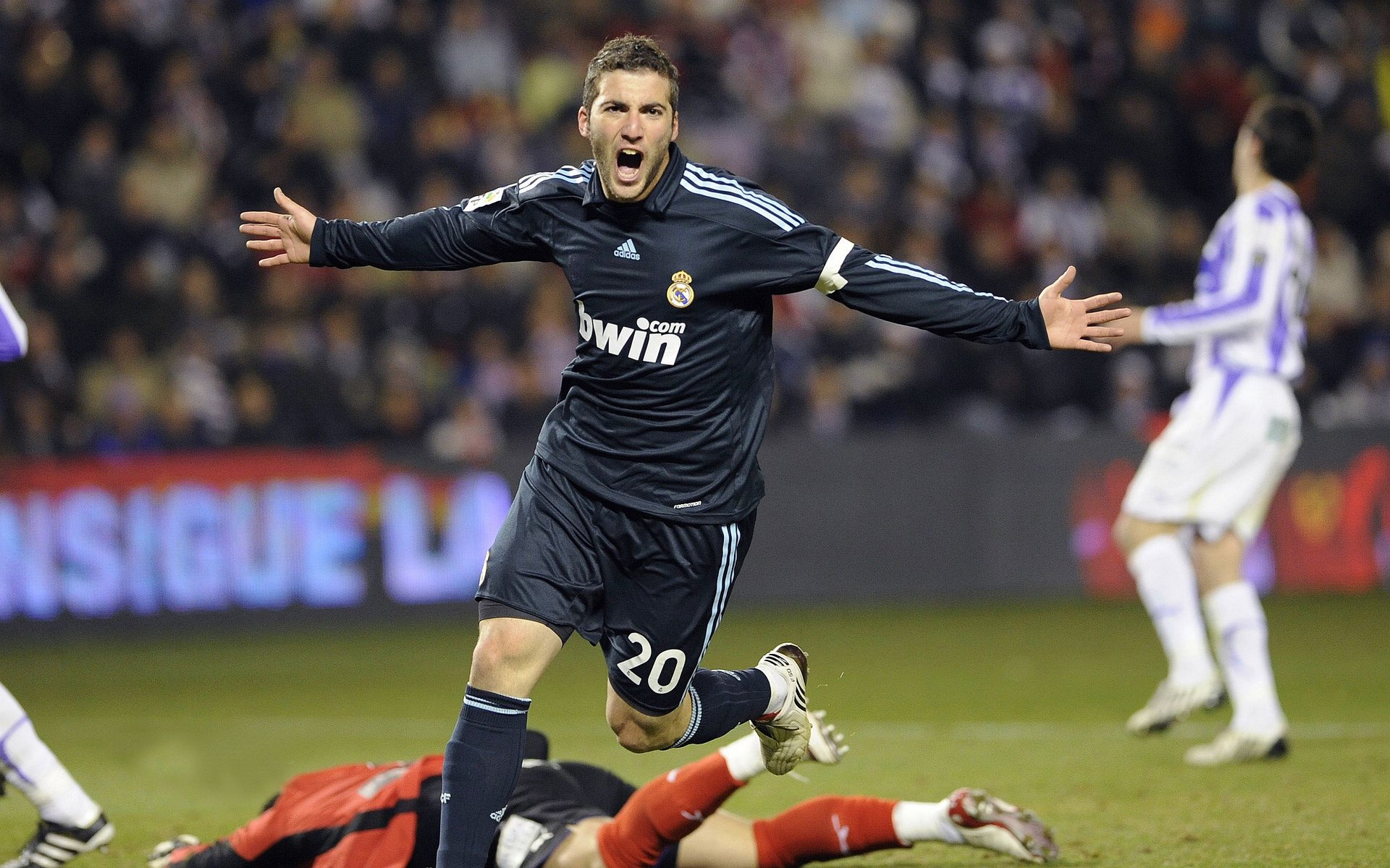 九游在线玩-英超豪门对碰，精彩瞬间带来无限期待，英超最豪门球队